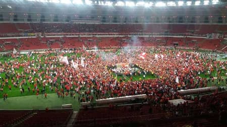 Torcida festejou dentro de campo após término do amistoso