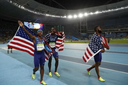 Michael Rodgers, Juston Gatlin e Tyson Gay comemoram a conquista do bronze, mas depois souberam que foram desclassificados