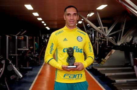 Fernando Prass recebeu o Osmarzão após mais um dia de tratamento na Academia de Futebol