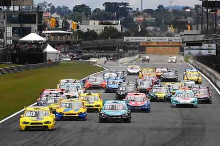 Largada da etapa de Curitiba da Stock Car