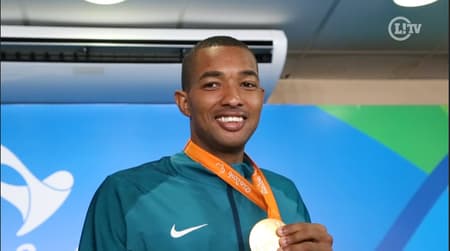 Ricardo Costa exibe sua medalha de ouro