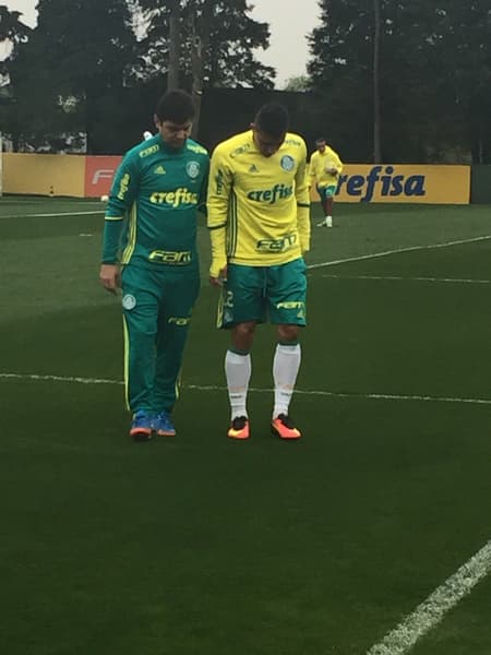 João Pedro deixa o treino apoiado e mancado. Lateral lamentou bastante