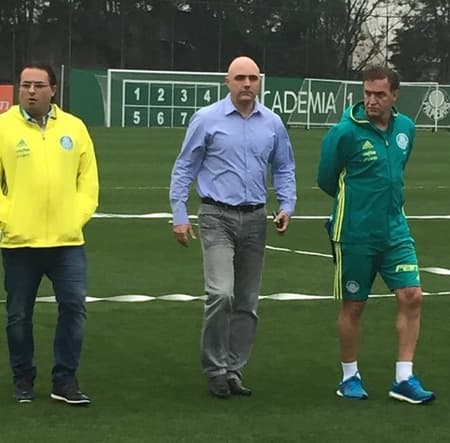 Mattos, o vice Maurício Galiotte e Cuca viram o treino quase todo juntos