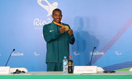 Ricardo Costa exibe medalha