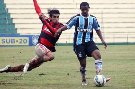 Há quatro jogos sem vencer, jovem da base pode ser uma das soluções para o ataque do Grêmio.