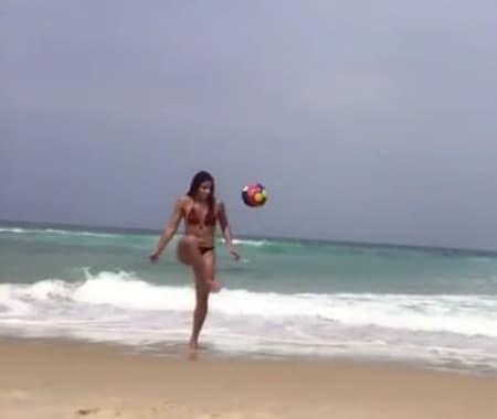 Ingrid Oliveira faz 'altinha' na praia