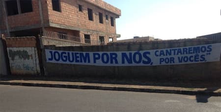 Torcida do cruzeiro apoiando o time
