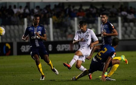 Gustavo Scarpa tenta jogada muito marcado&nbsp;