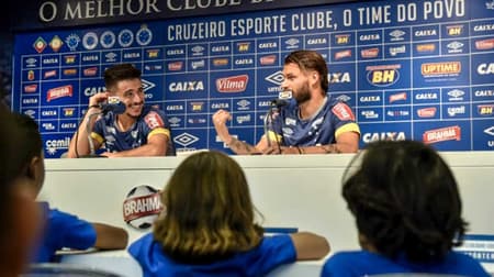 Rafael Sóbis e Willian são entrevistados por repórteres mirins