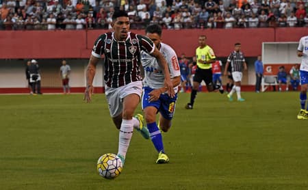 Douglas em ação contra o Cruzeiro, no Brasileirão