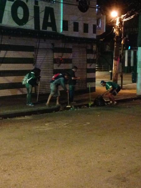 Torcedores limpam a rua após verem jogo do Verdão