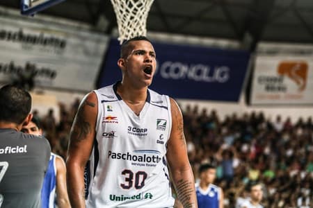 Pivô Hettsheimeir segue no Bauru e é um dos grandes nomes da equipe