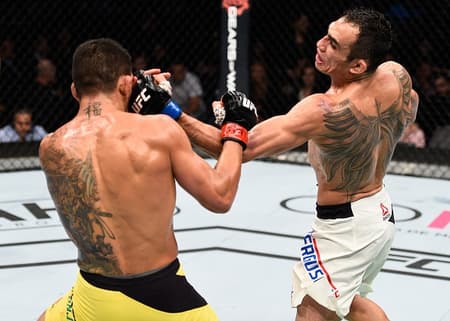 Tony Ferguson venceu Rafael dos Anjos na decisão dos juízes