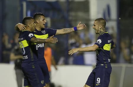 Jogadores do Boca comemoram gol contra o Gimnasia