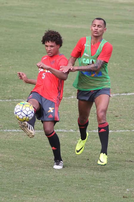 Arão disputa jogada com Alan Patrick