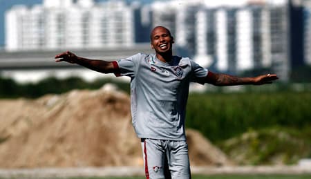 Em baixa com a torcida, Wellington Silva segue como titular na lateral-direita e está pendurado com dois cartões amarelos