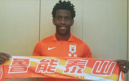Veja imagens do Gil pelo Shandong Luneng