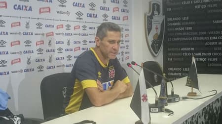 Jorginho durante coletiva. Veja a seguir imagens dos jogadores que voltaram a ficar à disposição dele no Vasco