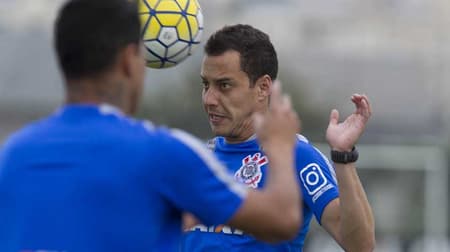 Rodriguinho voltou a treinar no Timão