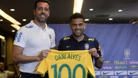 Dani Alves é homenageado ao lado de Edu Gaspar (Foto: Pedro Martins/MoWa Press)