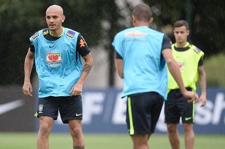 Fábio Santos em treino da Seleção Brasileira (Foto: Pedro Martins/MoWa Press)