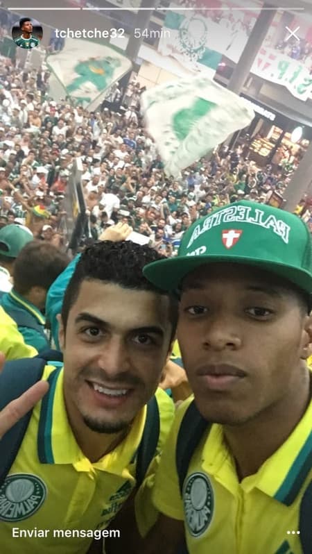 Jogadores do Palmeiras gravam festa da torcida