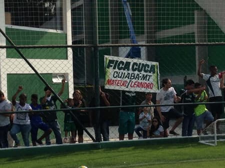 Torcida pede para Cuca ficar em treino