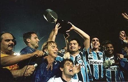 Após empate em 0 a 0 no jogo de ida, o Grêmio, com Carlos Miguel e João Antônio buscou um heroico 2 a 2 diante do Flamengo e sagrou-se campeão da Copa do Brasil de 1997. O grito de 'ah, eu sou gaúcho' tomou conta do Maracanã.