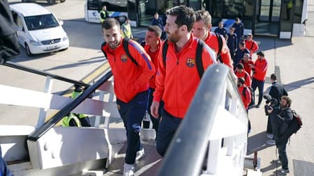 Jogadores do Barcelona embarcam para Doha