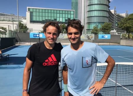 Lucas Pouille e Roger Federer em Dubai