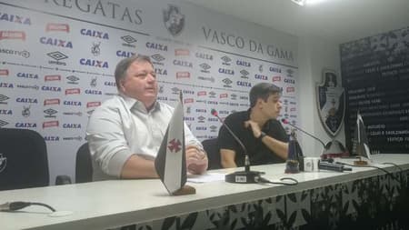 Euriquinho (de preto) durante entrevista no Vasco. Veja a seguir outras imagens na galeria especial do LANCE!