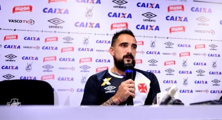 GALERIA: Veja em imagens como foi a apresentação de Escudero pelo Vasco
