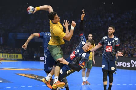 Zé Guilherme tenta superar a marcação francesa (Crédito: Divulgação)