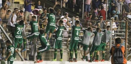 O time da Chapecoense joga sempre com torcida. A equipe recebeu carinho por onde passou em São Paulo