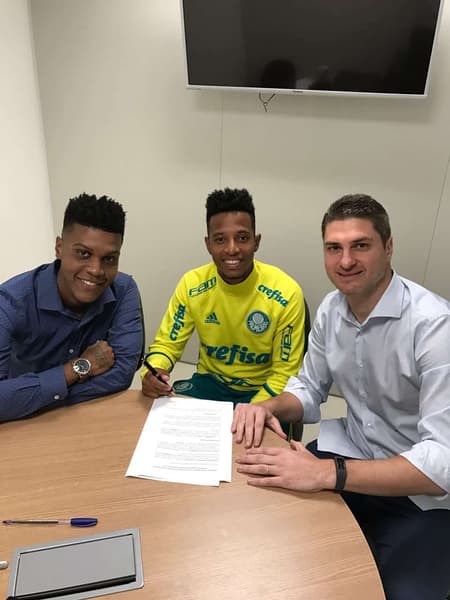 Tchê Tchê assina seu novo contrato com o Verdão
