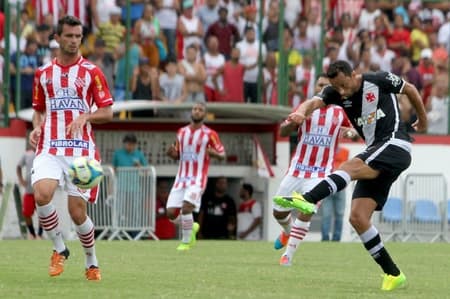 Nenê durante o Bangu x Vasco nesta quinta-feira. Confira a seguir a galeria especial do LANCE! da partida