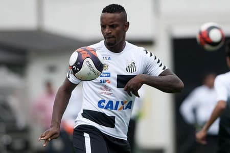 Cléber em treino do Santos na Vila