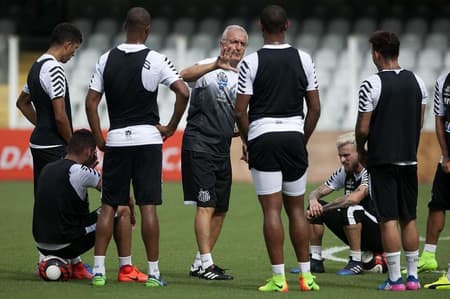 Dorival orienta o grupo em treino do Santos na Vila