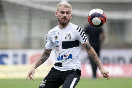 Lucas Lima em treino do Santos na Vila