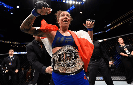 Germaine de Randamie conquistou o cinturão peso-pena feminino do UFC