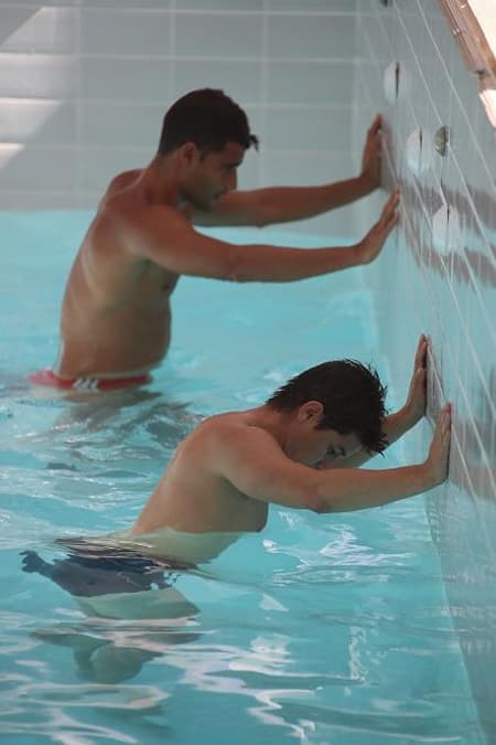 Ederson e Conca trabalhando na piscina no Ninho do Urubu (Gilvan de Souza / Flamengo)