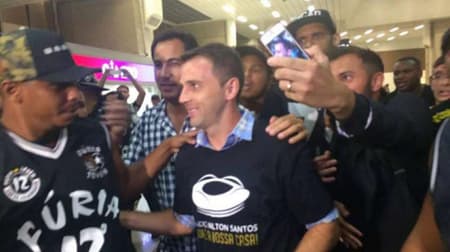 Montillo foi recebido no aeroporto pela torcida