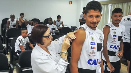 Jogadores do Santos são vacinados contra a febre amarela