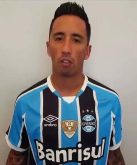 Lucas Barrios foi anunciado neste sábado como novo reforço do Grêmio para a temporada