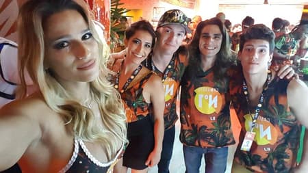 Jade Barbosa, Daniele e Diego Hypolito, curtiram um camarote no carnaval do Rio com amigos