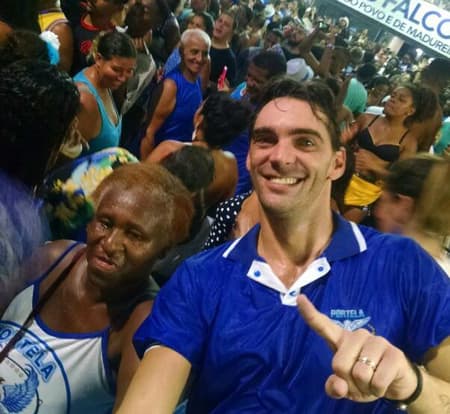 Giba nela! Campeão olímpico comemora título da Portela em camarote