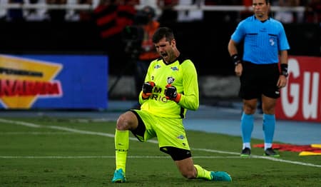 Júlio César comemora pênalti defendido na final da Taça Guanabara