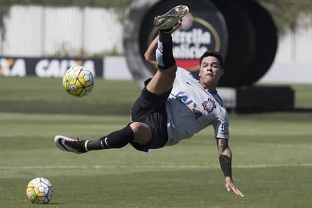 Giovanni Augusto, dando bicicleta em treino do Corinthians