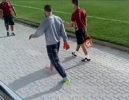 Cavalieri sai descalço de atividade no CT Pedro Antonio. Confira imagens do goleiro na galeria a seguir