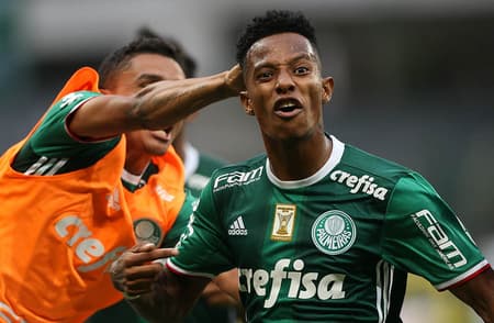 Tchê Tchê comemora o gol que marcou contra o São Paulo